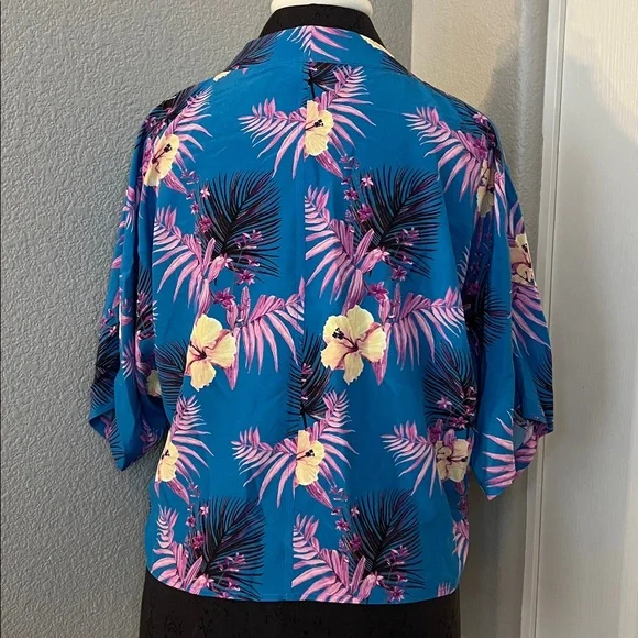 RAILS Thea Button Up in Hawaiian Tropic Color: Hawaiian Tropic 100% Silk Med - Picture 6 of 10